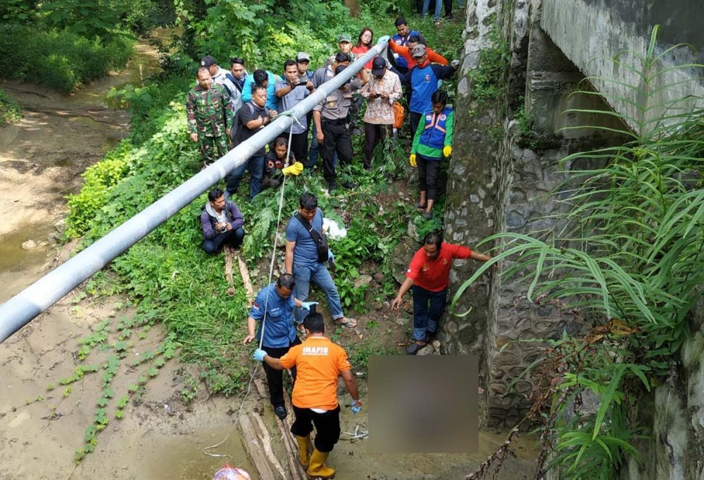 Proses evakuasi mayat Ardio yang ditemukan di bawah Jembatan Gumul, Kemlagi, Mojokerto 
