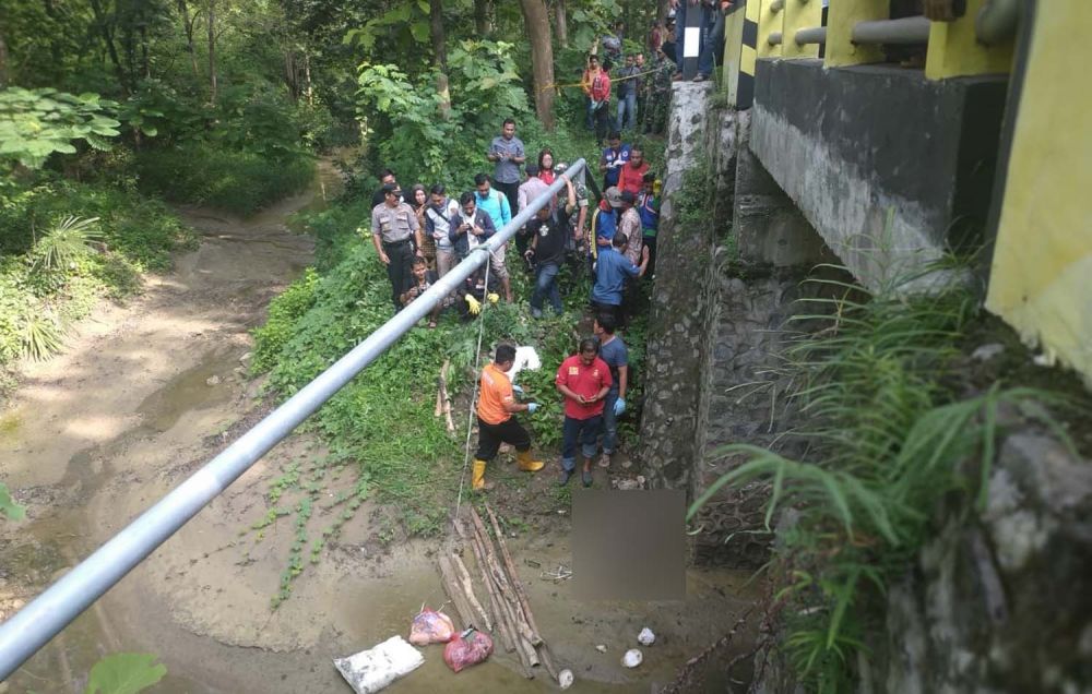 Proses evakuasi jasad Ardio, remaja yang ditemukan tewas di bawah jembatan di Kemlagi, Mojokerto