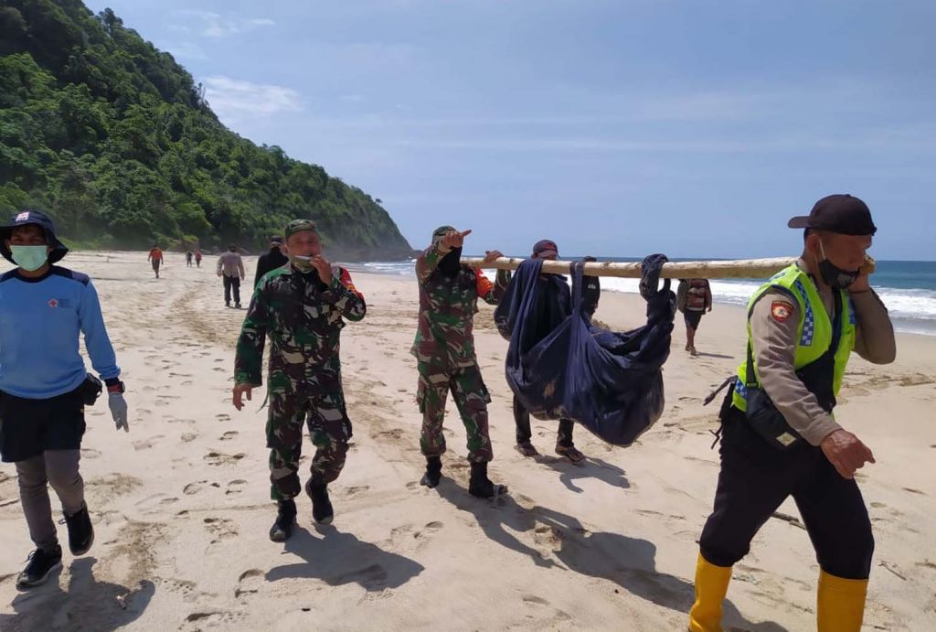 Petugas mengevakuasi mayat pria tanpa kepala dan kaki di Malang