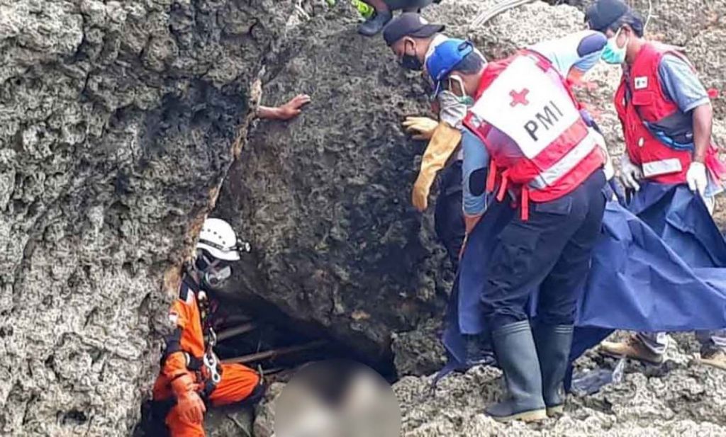Evakuasi mayat pria yang ditemukan tanpa kepala dan kaki