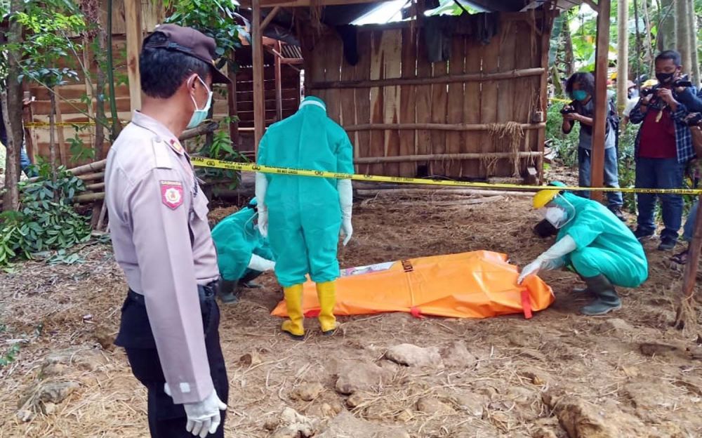Proses evakuasi mayat wanita dalam jerami di Ngawi