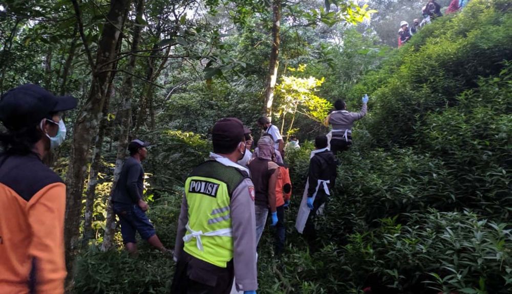 Evakuasi mayat wanit yang ditemukan di jurang Gajahmungkur, Pacet, Mojokerto