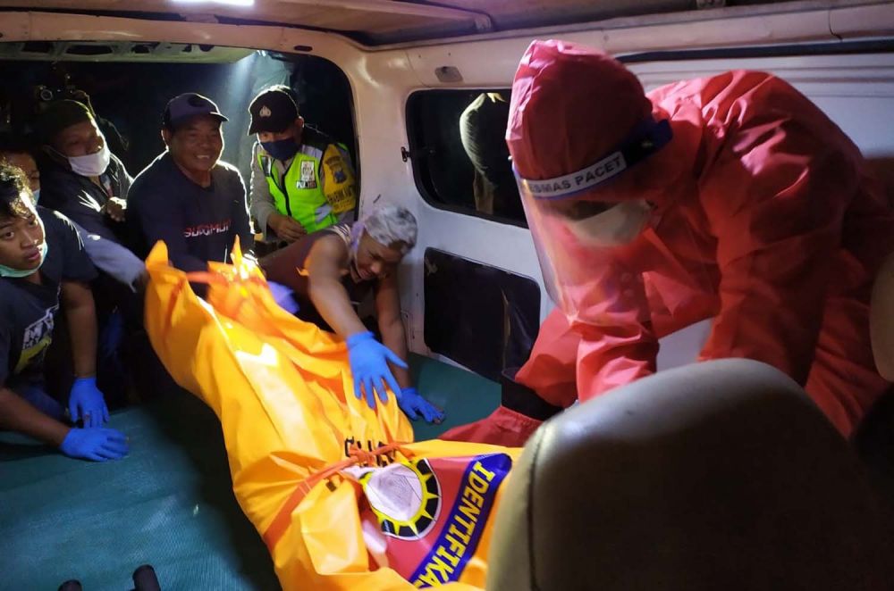 Evakuasi mayat wanita yang ditemukan di jurang Gajahmungkur, Pacet, Mojokerto