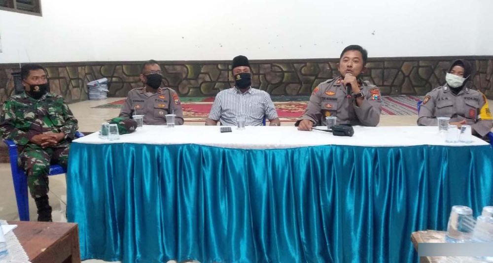 Kapolsek Pacet Iptu Toni Hernawan dan tiga pilar memimpin mediasi untuk menyelesaikan perselisihan antar kedua pihak