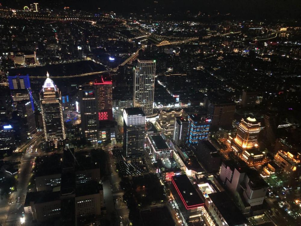 Pemandangan malam Kota Taipei dilihat dari Menara 101