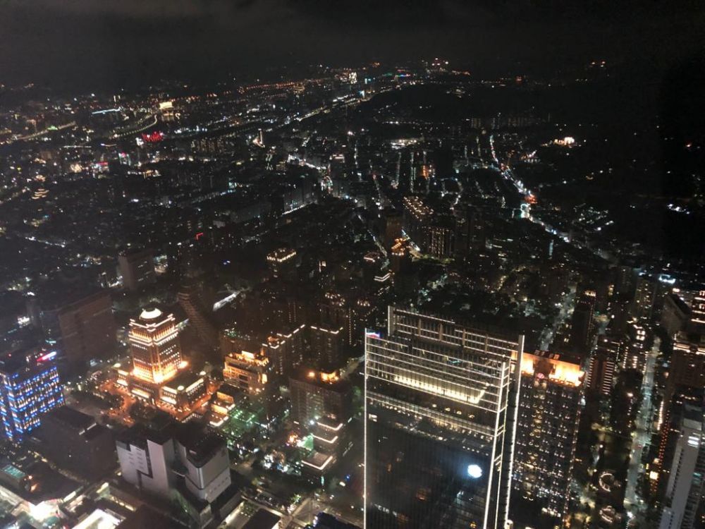 Gemerlap Kota Taipei dilihat dari Menara 101