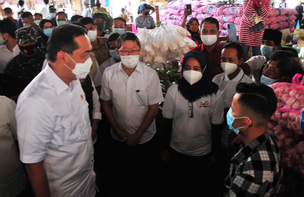 Menteri Perdagangan (Mendag) Muhammad Lutfi saat meninjau aktivitas di Pasar Induk Osowilangun Surabaya (PIOS)