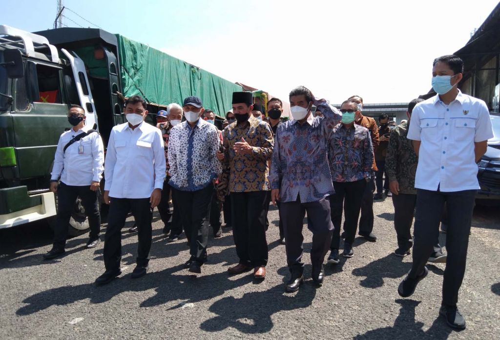 Menteri Koperasi-UMKM, Teten Masduki saat meninjau tempat pembesaran sapi dan gudang pakan Koperasi SAE Pujon, Malang
