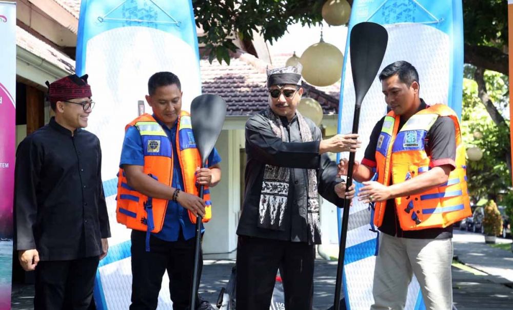 Menpar Arief Yahya didampingi Bupati Anas memberikan Stand Up Paddle Board untuk Banyuwangi