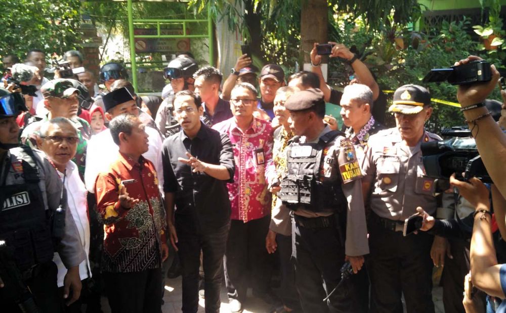 Menteri Nadiem saat tiba di SDN Gentong Kota Pasuruan yang ambruk