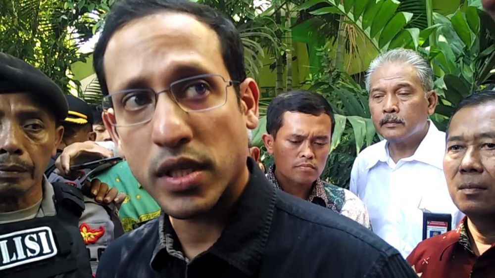 Menteri Nadiem saat berkunjung ke Kota Pasuruan terkait insiden ambruknya atap SDN Gentong