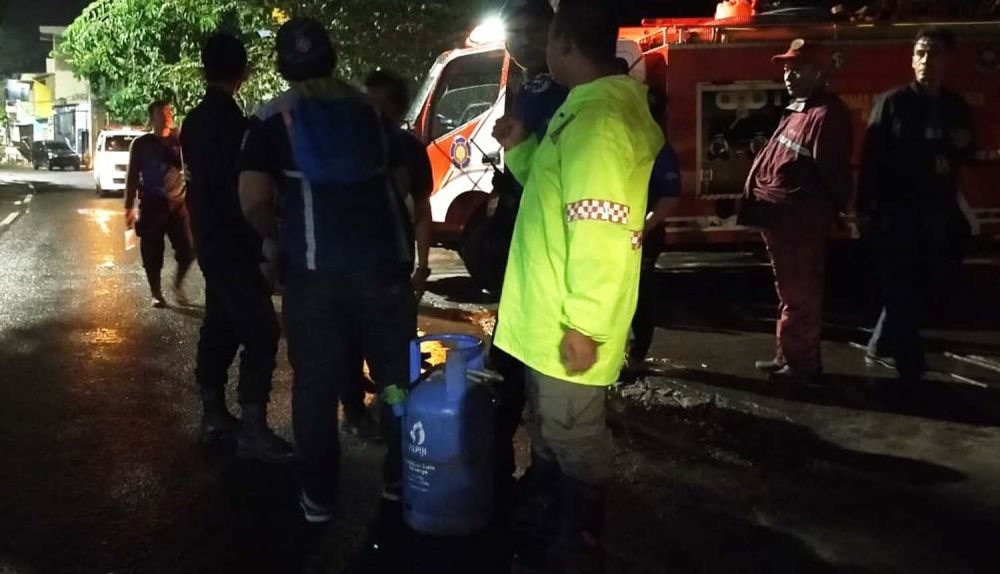 Petugas mengamankan tabung gas elpiji 12 kilogram yang bocor di Depot Mie Setan, Mulyorejo, Surabaya