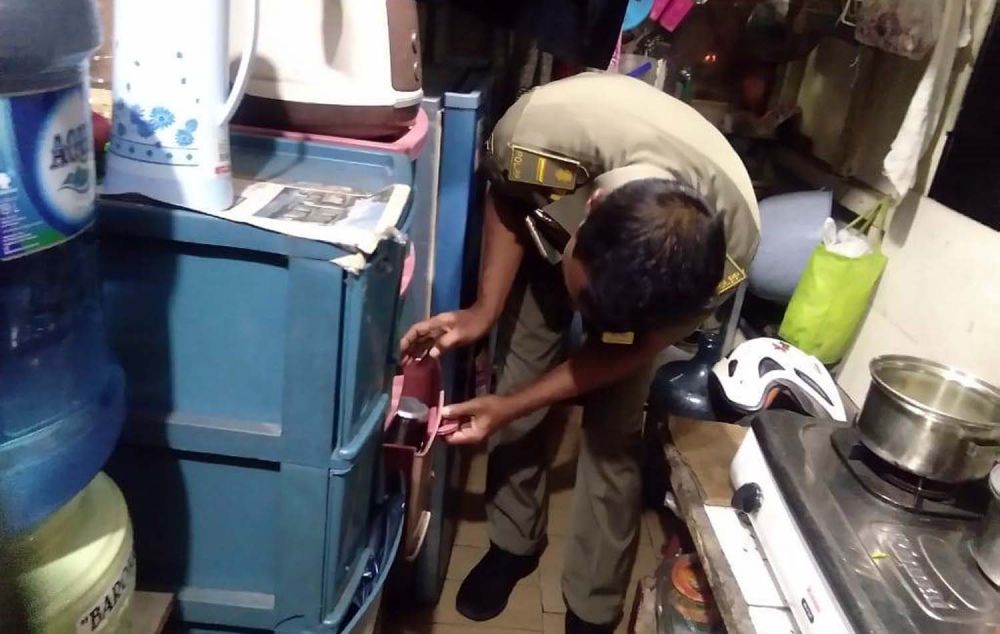 Petugas Satpol PP Surabaya menggeledah semua bagian rumah TJ, penjual miras oplosan di Baratajaya