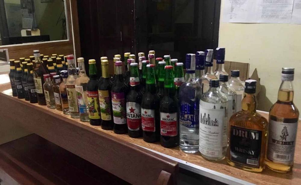 Puluhan botol miras yang disita