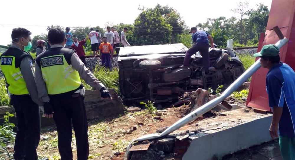 Mobil boks yang menyeruduk pengendara motor asal Trenggalek hingga tewas di Kota Pasuruan