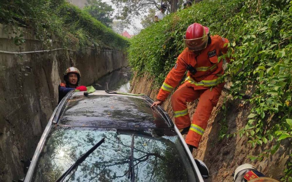 Tim Unit Rescue Dinas Pemadam Kebakaran Kota Surabaya melakukan evakuasi