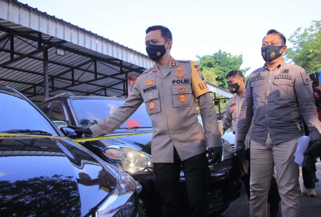 Kapolres Madiun, AKBP R. Bagoes Wibisono menunjukkan barang bukti mobil rental yang digadaikan tersangka