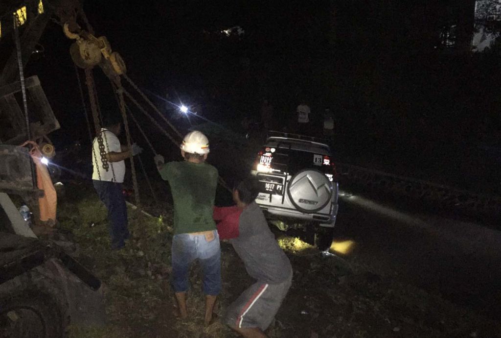 Evakuasi mobil rombongan pelayat yang terperosok ke dalam sungai di Banyuwangi