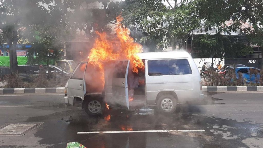 Mobil terbakar di Jalan Sukomanunggal, Surabaya