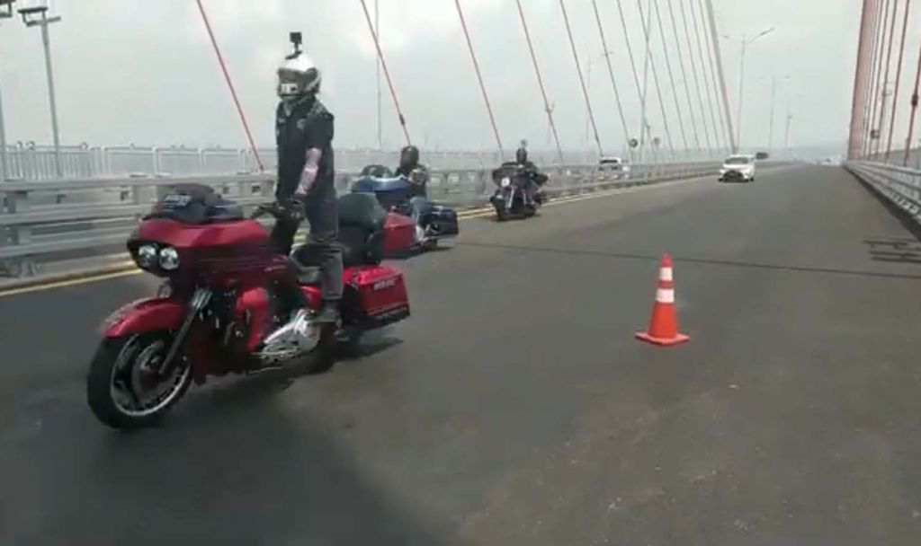Tangkapan layar video rombongan moge melintas di jalur roda empat Jembatan Suramadu yang beredar