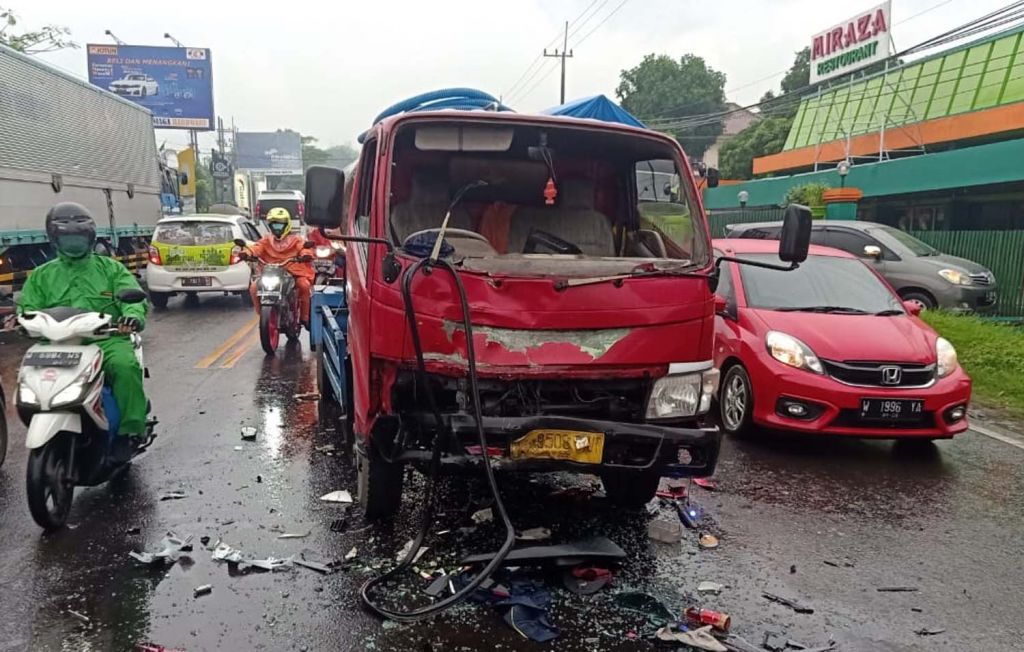 Bagian depan truk tangki air ringsek akibat bertabrakan dengan motor di Pasuruan 