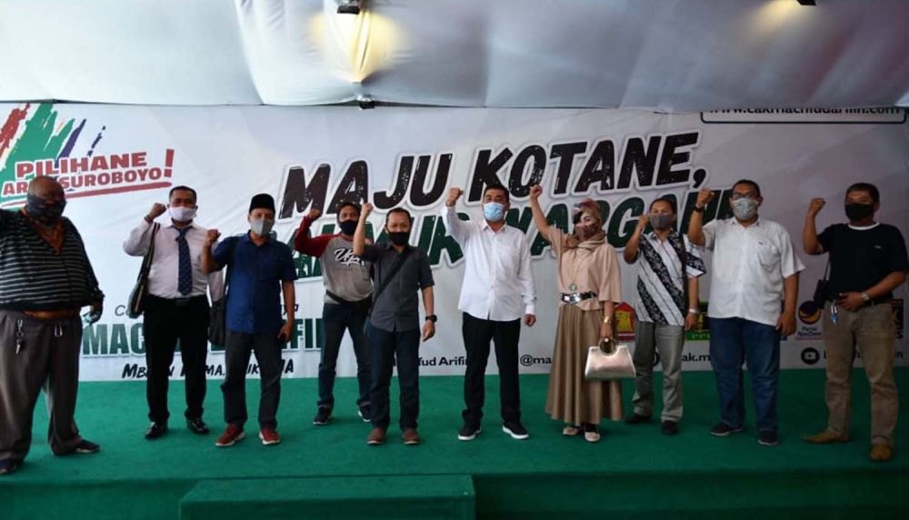 Mujiaman bersama perwakilan Ikatan Alumni UPN Veteran Jatim