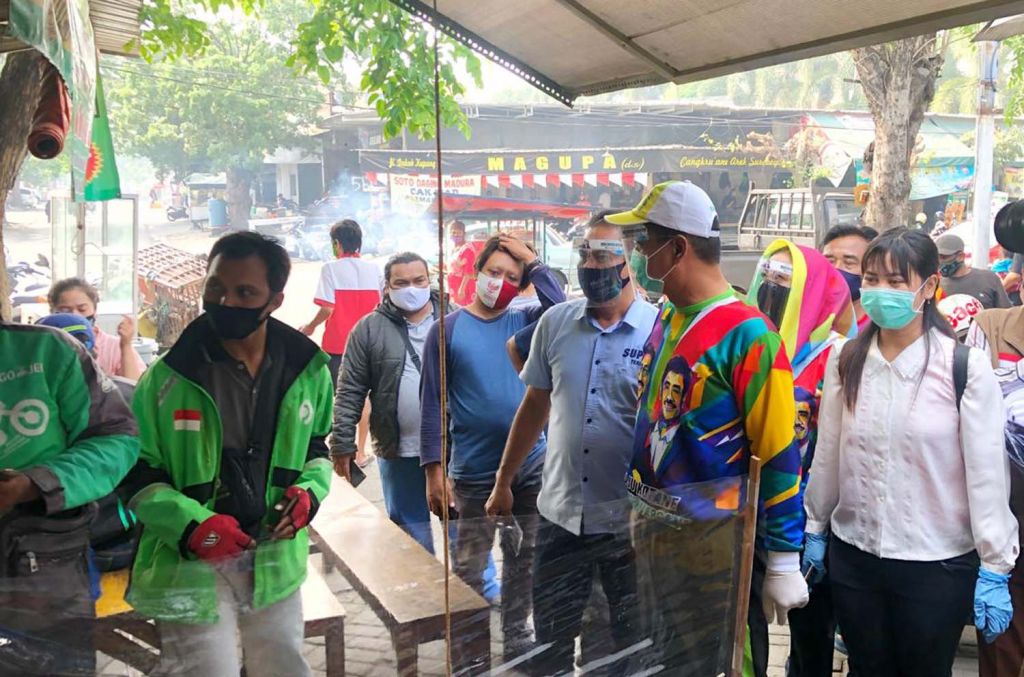 Bakal Calon Wakil Wali Kota Surabaya Mujiaman Sukirno blusukan ke Pasar Surya Dukuh Kupang didampingi istrinya Acstantia Haqyafandri