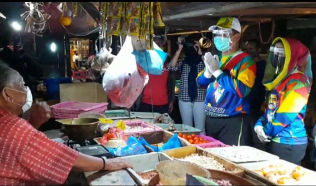 Bakal Calon Wakil Wali Kota Surabaya Mujiaman Sukirno blusukan ke Pasar Surya Dukuh Kupang didampingi istrinya Acstantia Haqyafandri