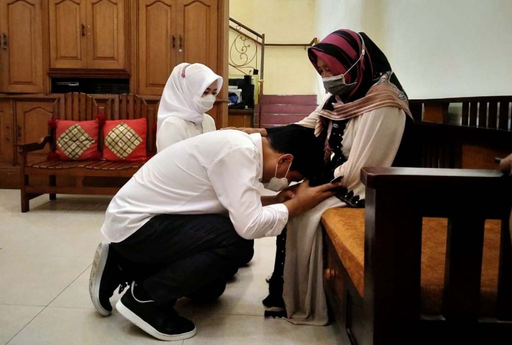 Mujiaman dan istri sungkem ke orangtua sebelum mencoblos