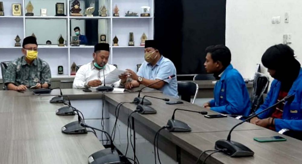 Perwakilan Pergerakan Mahasiswa Islam Indonesia (PMII) Gresik melaporkan NH, anggota DPRD Gresik ke Badan Kehormatan (BK) Dewan