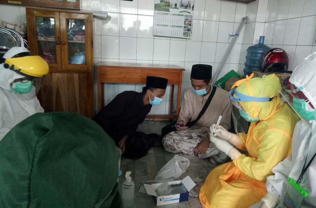 Para tenaga kesehatan (nakes) di Kota Pasuruan saat menjalankan tugasnya