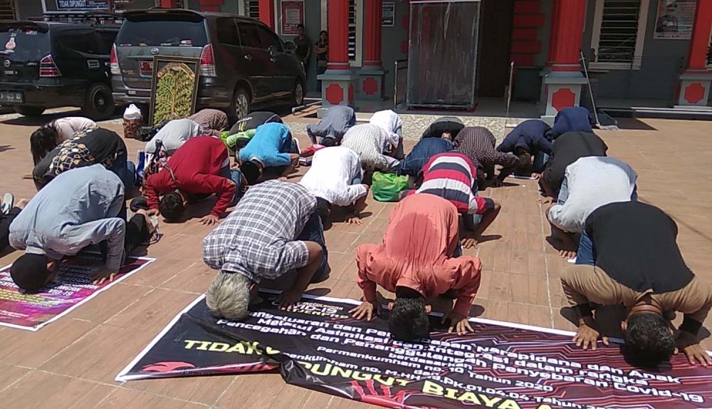 Para napi Lapas Klas IIB Mojokerto sujud syukur atas kebebasannya