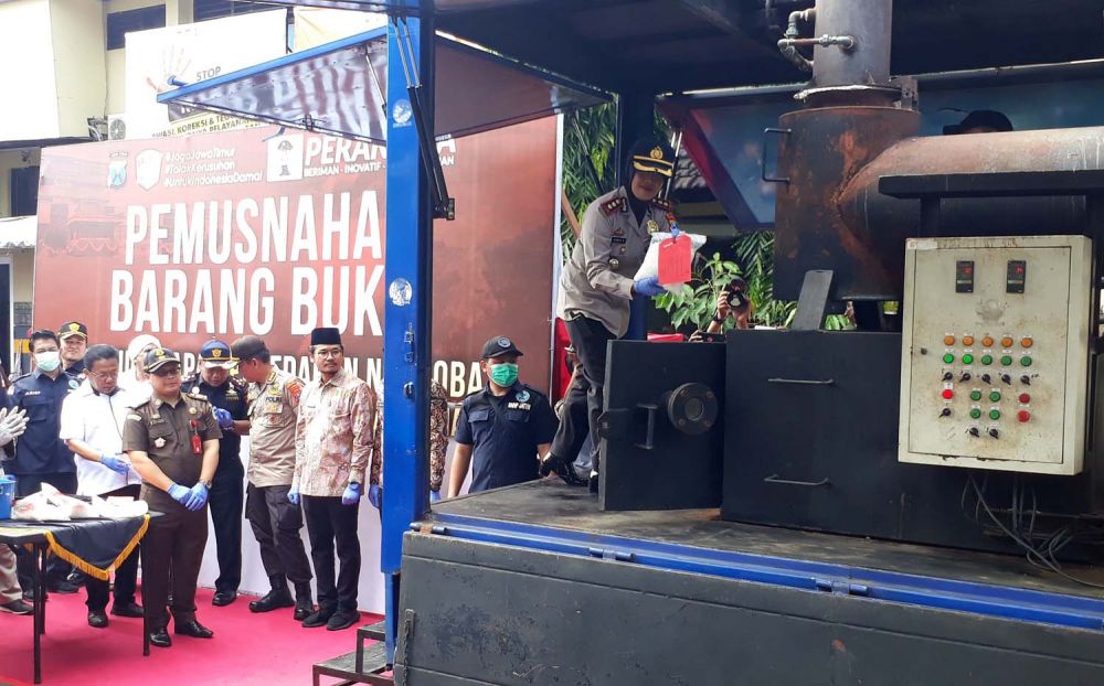 Kapolres Pelabuhan Tanjung Perak AKBP Ganis Setyaningrum memusnahkan barang bukti narkoba