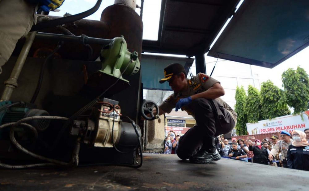 Irwasda Polda Jatim Kombes Pol Awi Setiyono memusnahkan barang bukti narkoba dalam jumpa pers di Mapolres Pelabuhan Tanjung Perak