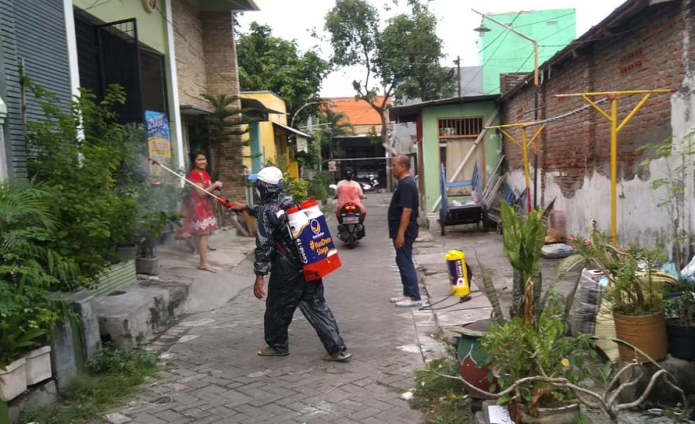 Tim Satgas Pencegahan Corona Partai NasDem Surabaya semprotkan disinfektan