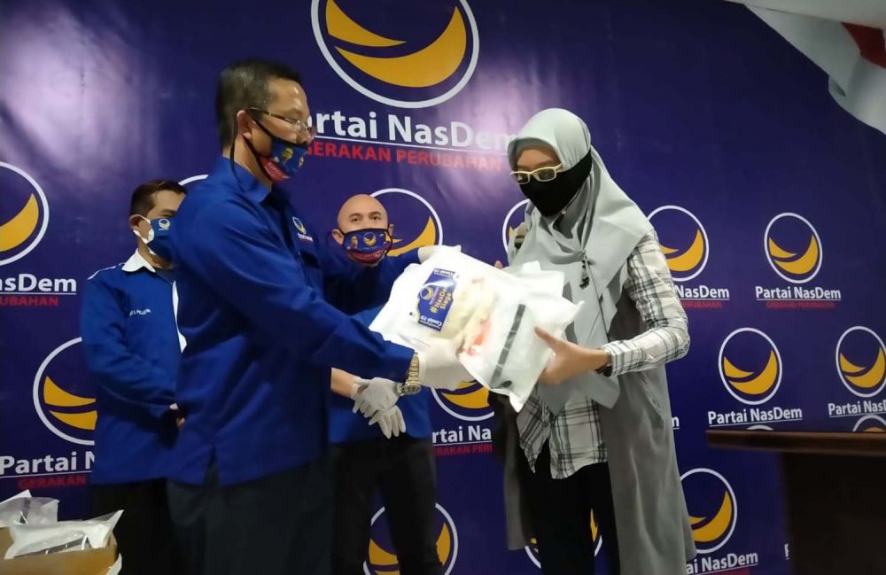 NasDem Surabaya bagikan 600 paket APD untuk 200 Kampung Tangguh