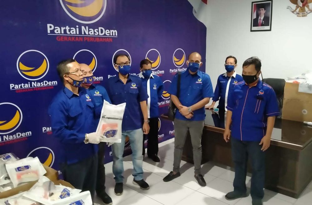 NasDem Surabaya bagikan 600 paket APD untuk 200 Kampung Tangguh