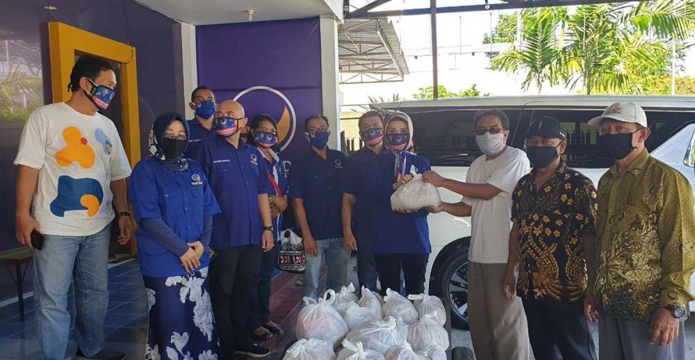 NasDem Surabaya berbagi 1000 paket sembako untuk warga terdampak Covid-19