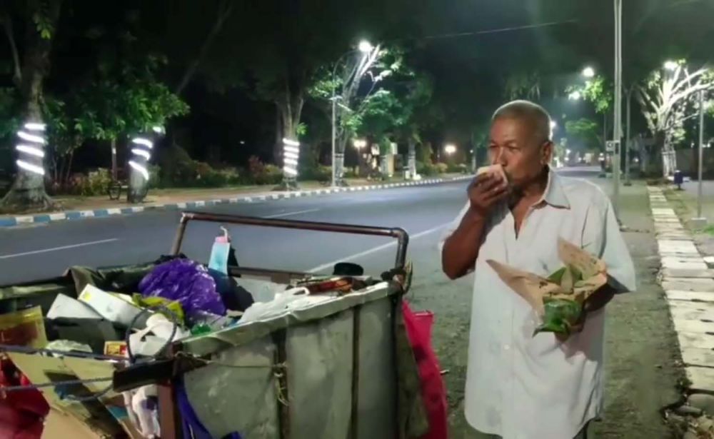 Tukang sampah yang menerima nasi bahagia dari Crazy Rich Pasuruan
