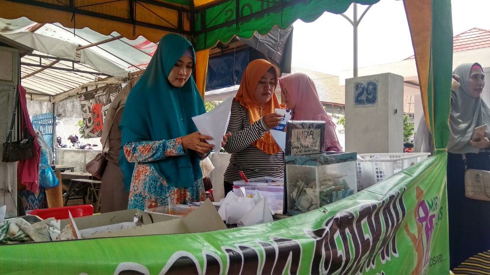 Aktivitas warung nasi bungkus bayar seikhlasnya di Mojosari, Mojokerto