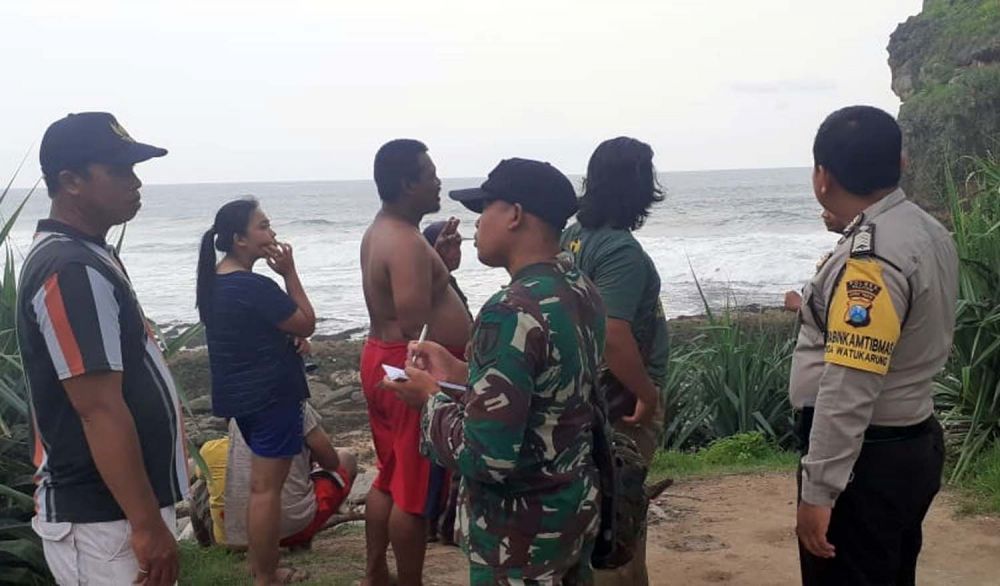 Polisi mendatangi lokasi dilaporkannya nelayan asal Blitar hilang di Pantai Kasap, Pacitan