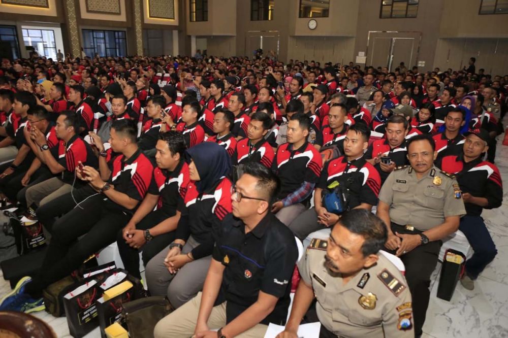 Ribuan netizen berkumpul di Gedung Mahameru, Mapolda Jatim