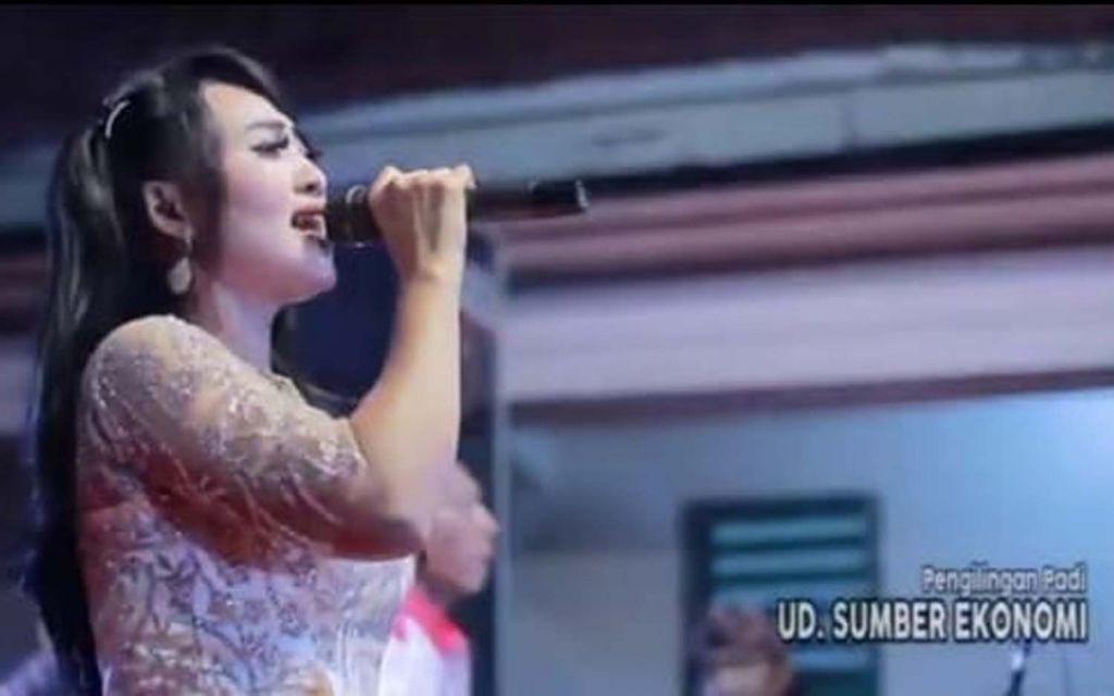 Nia Indrawati saat menyanyi di atas panggung dengan nama Nia Agustin