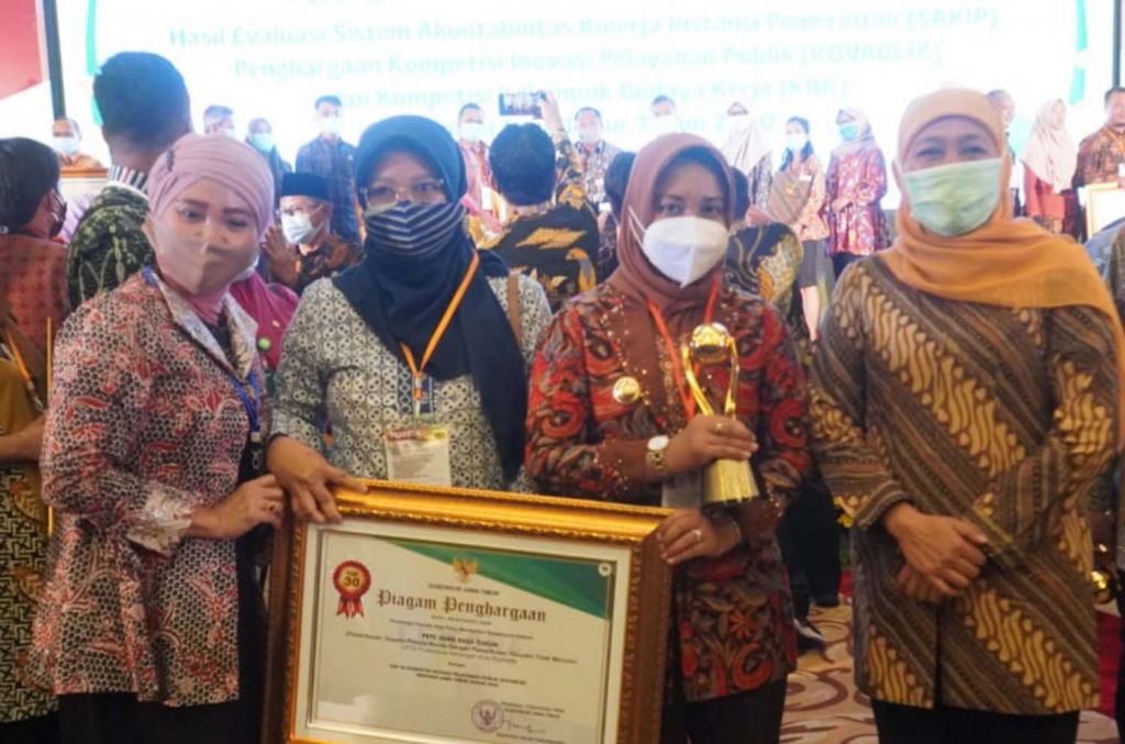 Wali Kota Mojokerto Ning Ita bersama Gubernur Jatim Khofifah Indar Parawansa usai menerima penghargaan di acara HKN ke-56 di Kota Batu