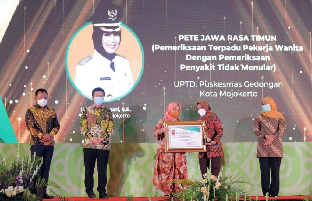 Wali Kota Mojokerto Ning Ita saat menerima penghargaan di acara HKN ke-56 di Kota Batu