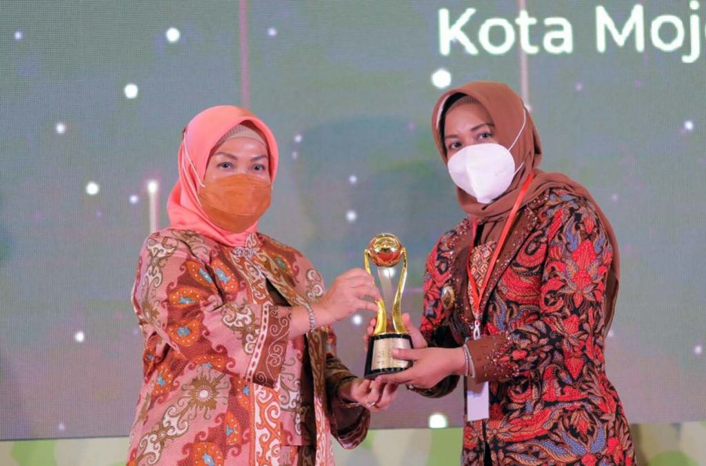 Wali Kota Mojokerto Ning Ita saat menerima penghargaan di acara HKN ke-56 di Kota Batu