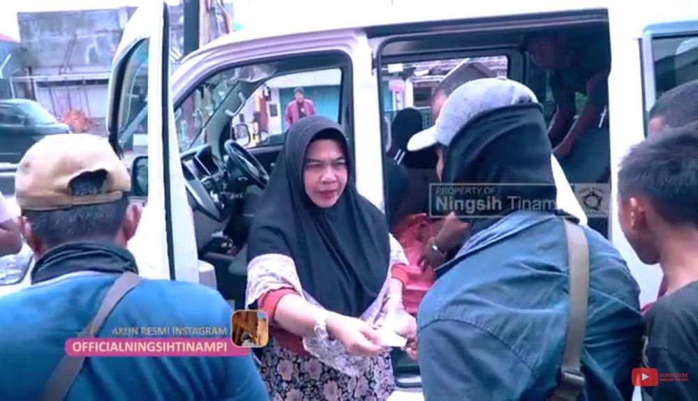 Ningsih Tinampi bersama timnya berbagi untuk warga terdampak Virus Corona di Pasuruan