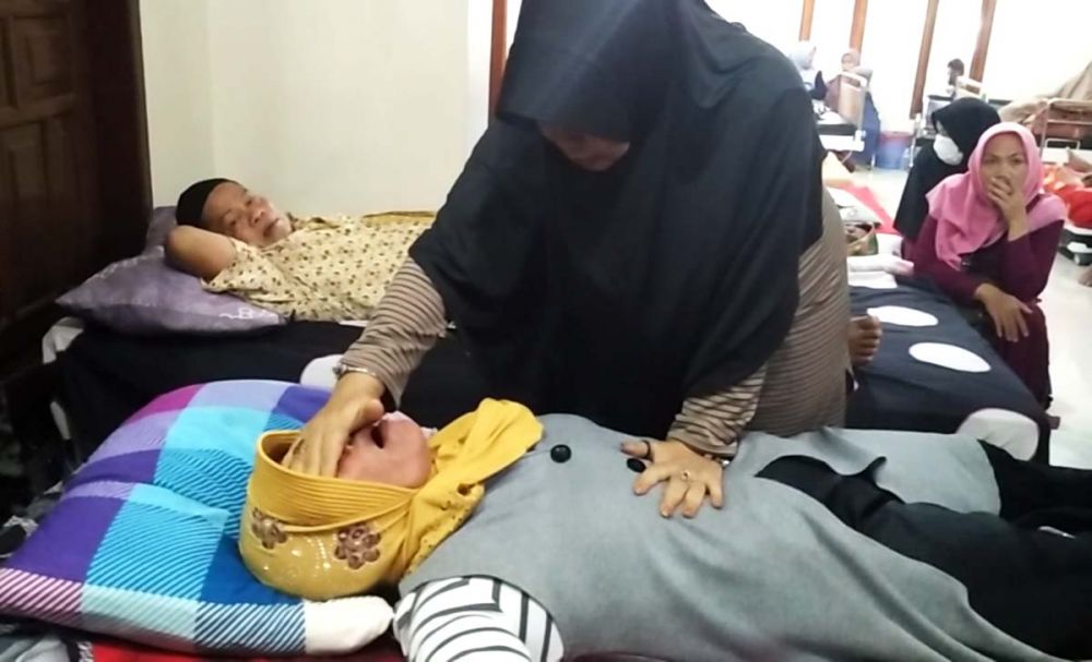 Ningsih Tinampi mengobati salah satu pasien