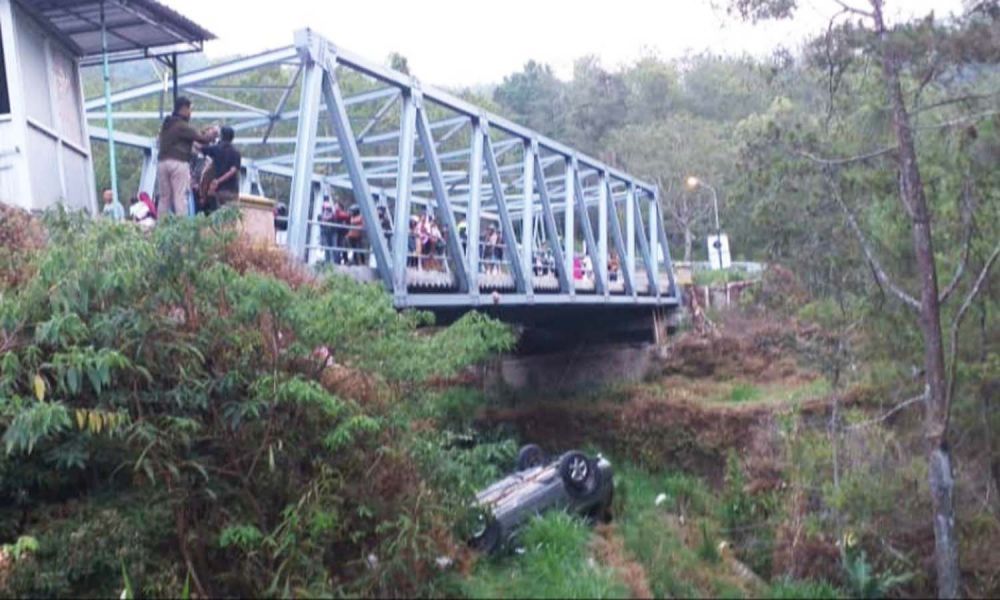 Mobil Nissan X-Trail terbalik setelah terjun dari Jembatan Mojosemi, Magetan