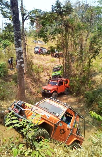 Para offroader melewati jalur ekstrem di 'Jendela Langit' Pasuruan